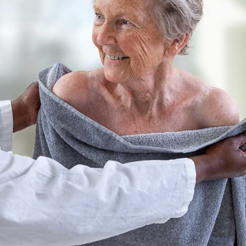 حمام کردن سالمند - شستشو و خشک کردن سالمند